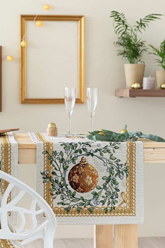 Camino de mesa de tejido jacquard  con bolas navideñas. 40x135 CANDLE