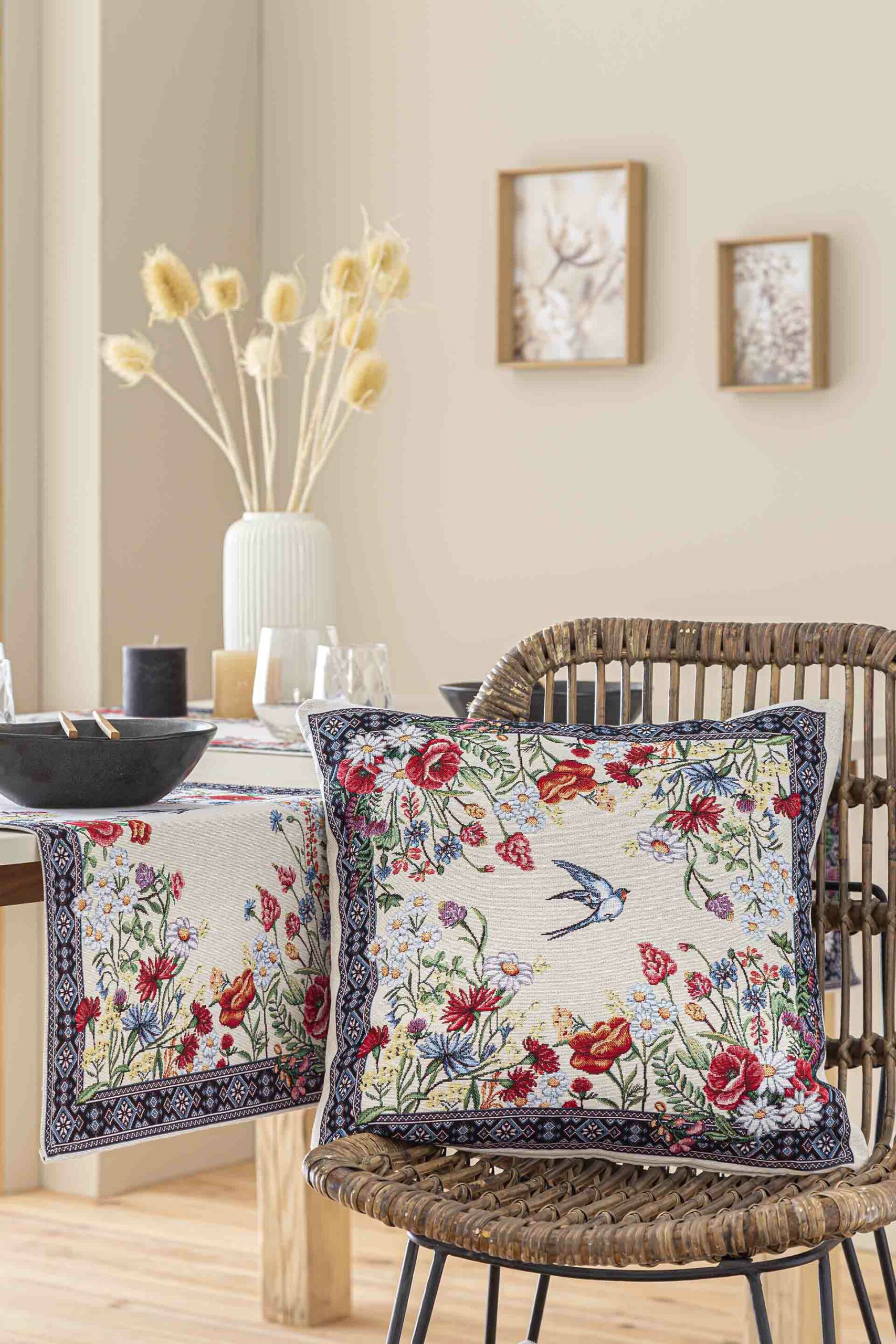 Cojin Jacquard con flores y golondrina 45x45 CHAMOMILLE