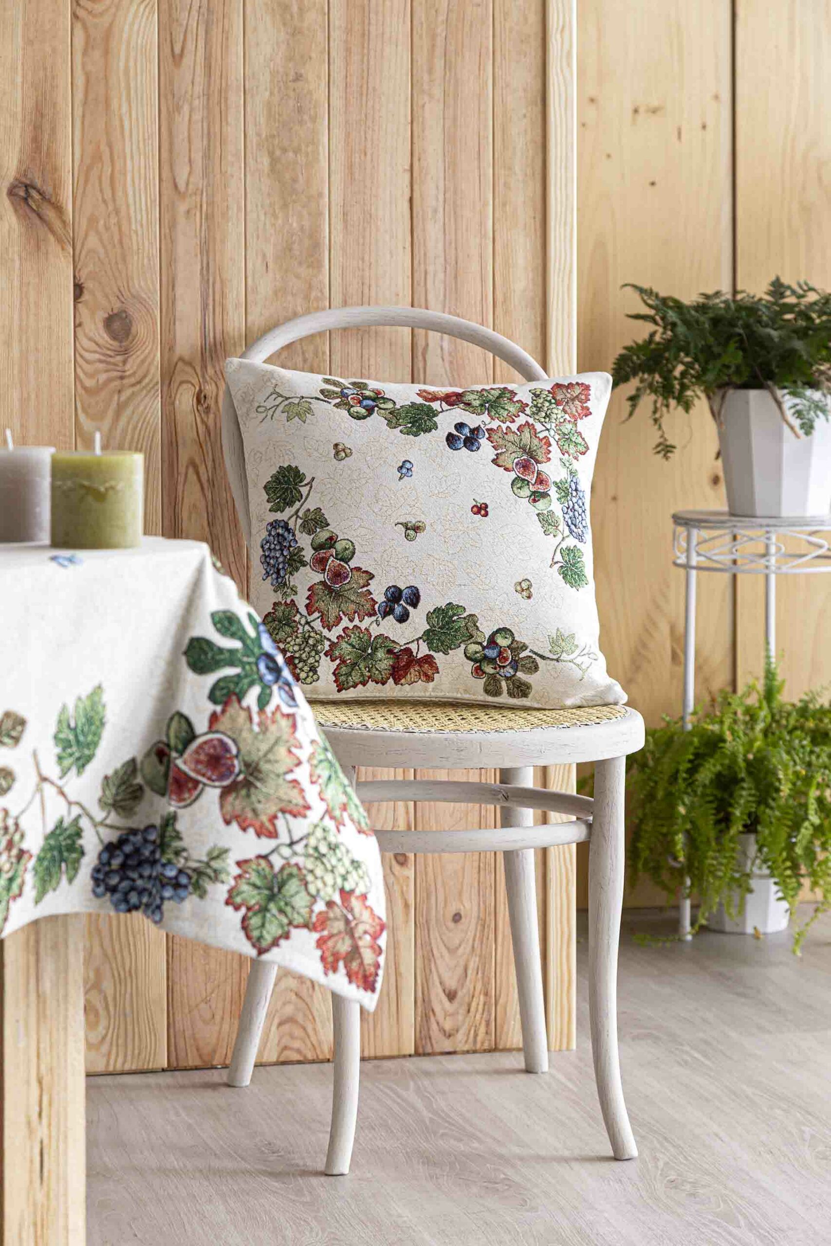 Jacquard cushion with vine leaves 45x45 PARRA