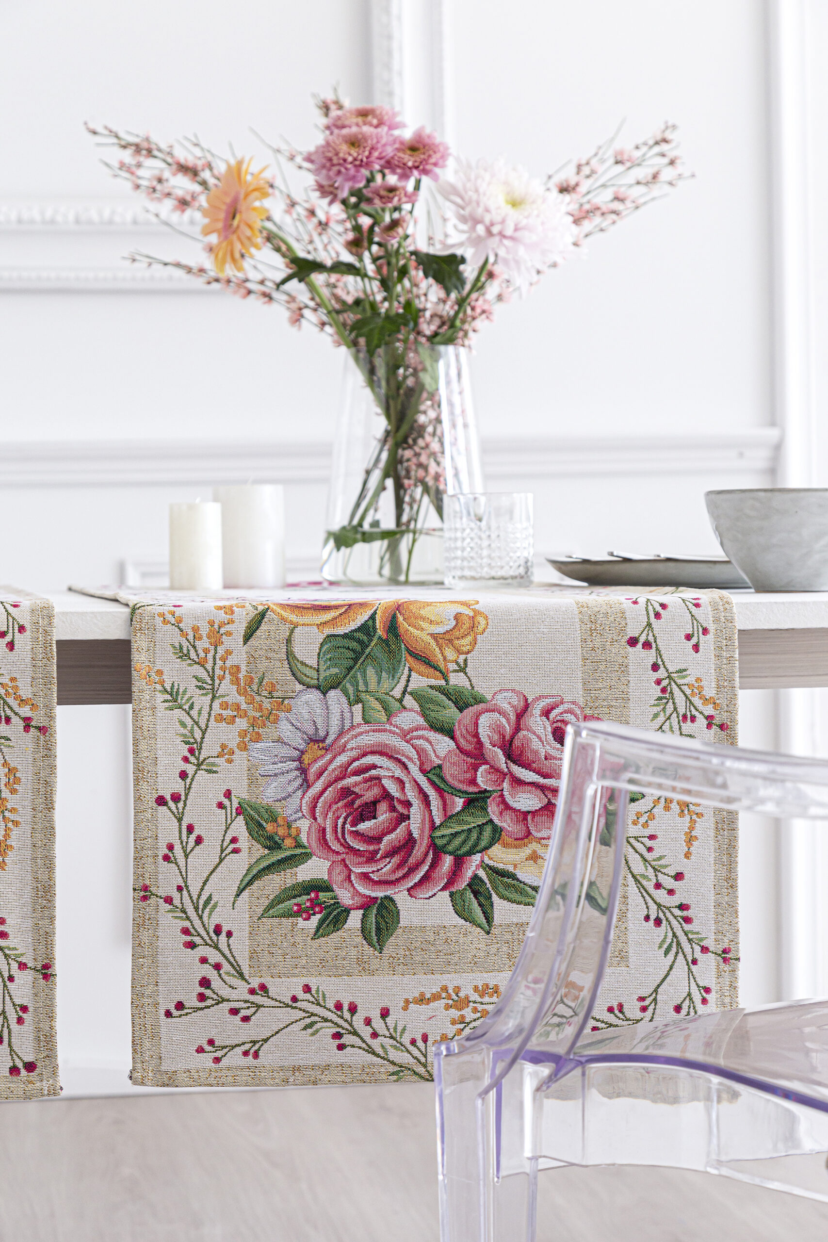 Jacquard table runner with flowers and beige background. 40x135 XANA
