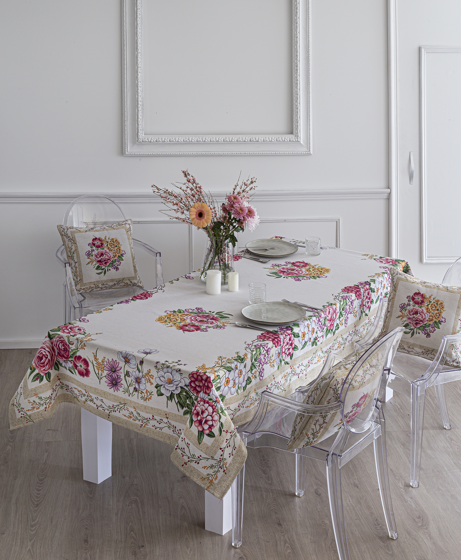 Mantel de mesa de tejido Jacquard con flores y fondo beig Xana.