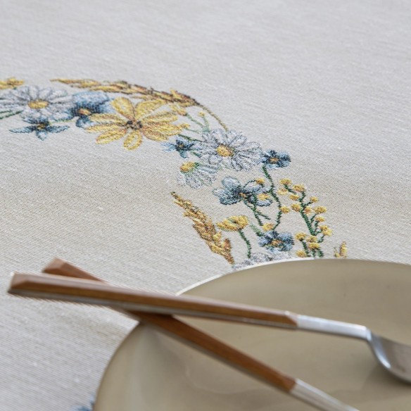 Mantel estampado floral en tonos azul y amarillo sobre fondo blanco roto - BLAT