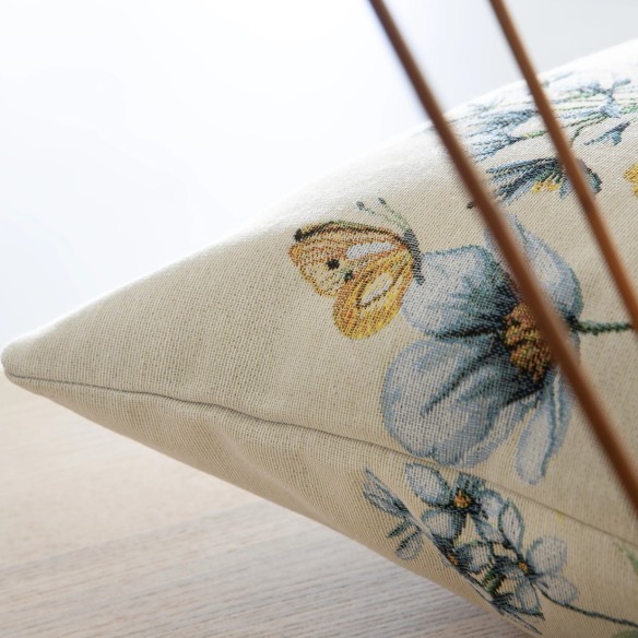 Funda cojín 45x45 cm estampado floral en tonos azul y amarillo sobre fondo blanco roto - BLAT