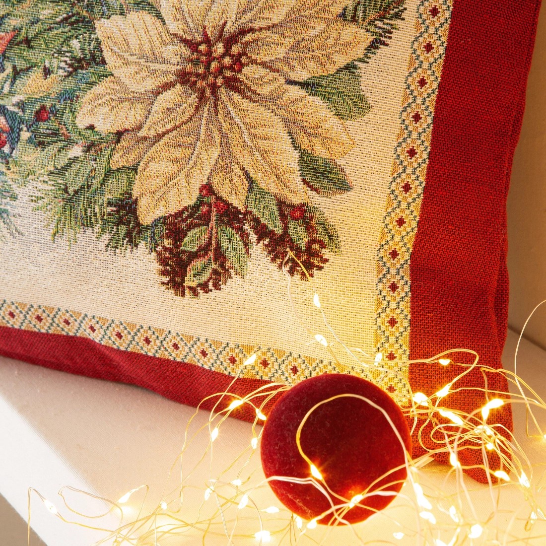 Funda cojín 45x45 cm decorativo navideño estilo tradicional en rojo, verde y dorado sobre fondo crema- CATALINA