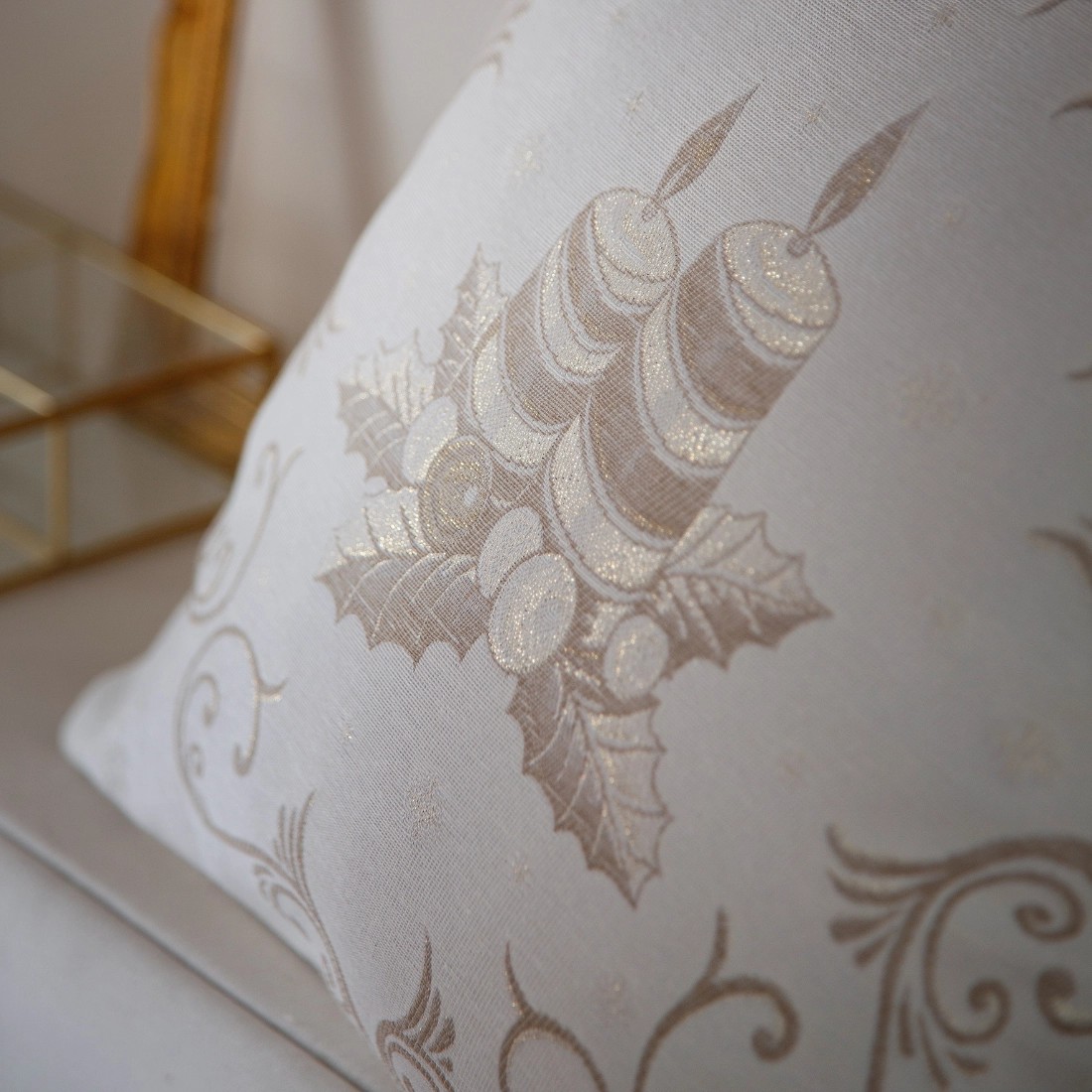Cojín Navideño Blanco y Oro 45x45 cm – Diseño Elegante en Jacquard
