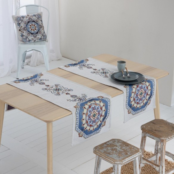 Camino de mesa  40x135 cm con diseño ornamental de inspiración mediterránea en tonos azul, rojo y beige-CUELLAR
