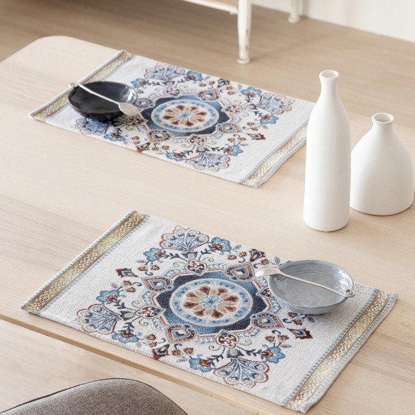 Set individual de 30x45 cm , con diseño ornamental mediterráneo en tonos azul y rojo sobre fondo claro-CUELLAR