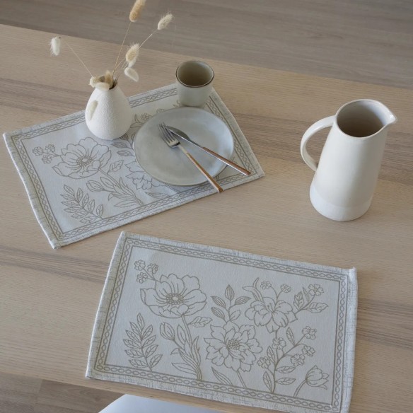 Individual de 30x45 cm con diseño floral en tono beige sobre fondo blanco roto y detalle de cenefa decorativa-URSULA