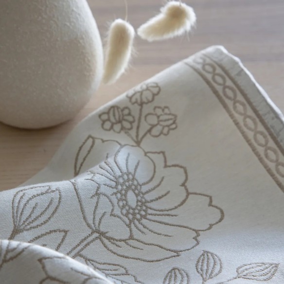 Individual de 30x45 cm con diseño floral en tono beige sobre fondo blanco roto y detalle de cenefa decorativa-URSULA